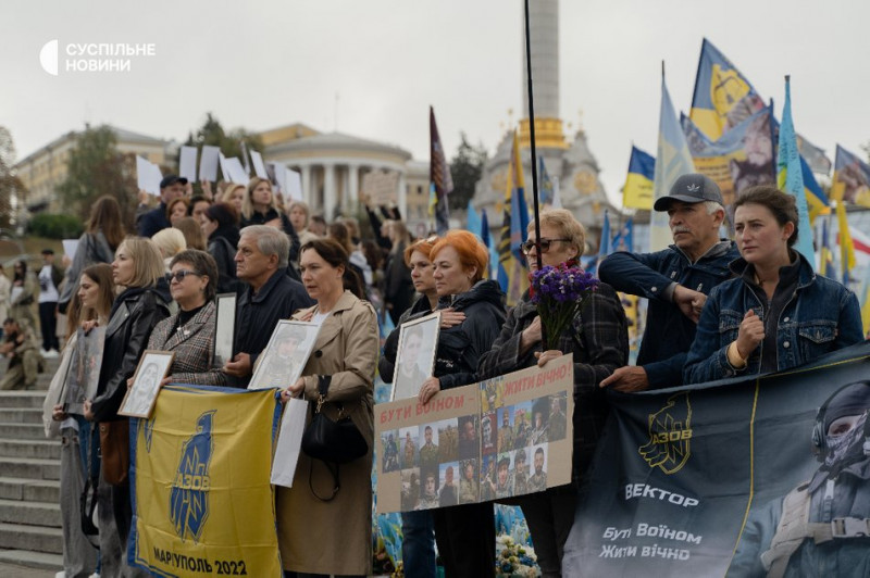 На Хрещатику зупинили рух, щоб вшанувати пам'ять загиблих військових