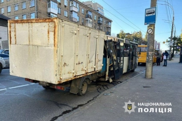 У Києві вантажівка протаранила маршрутку: загинула 72-річна пасажирка