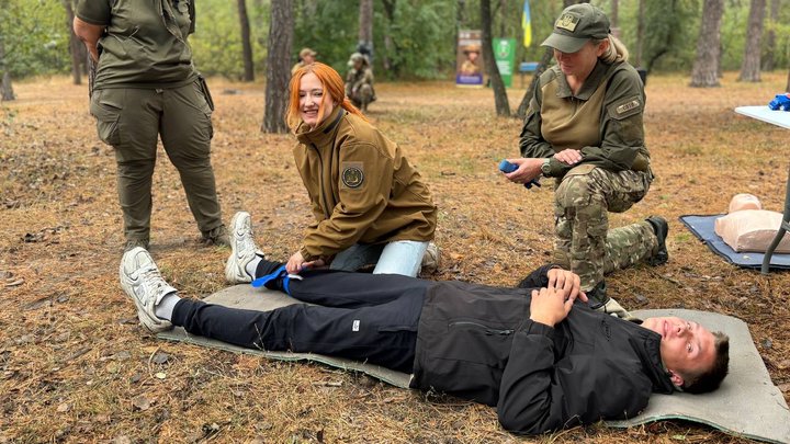 Випускниця курсів нацспротиву врятувала життя киянину з кровотечею