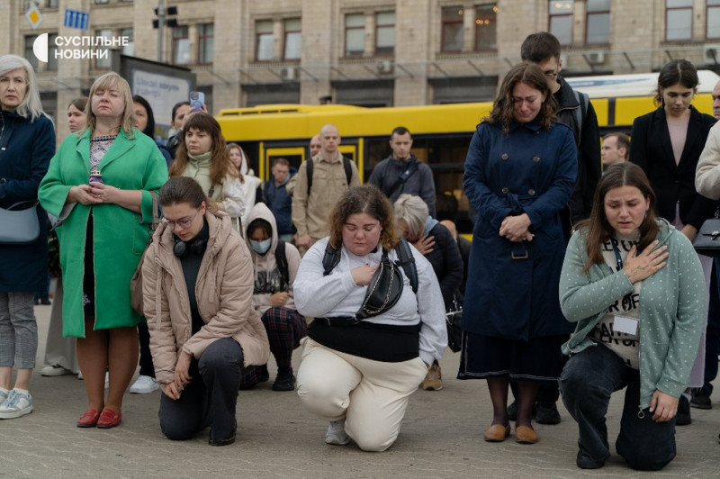 На Хрещатику зупинили рух, щоб вшанувати пам'ять загиблих військових