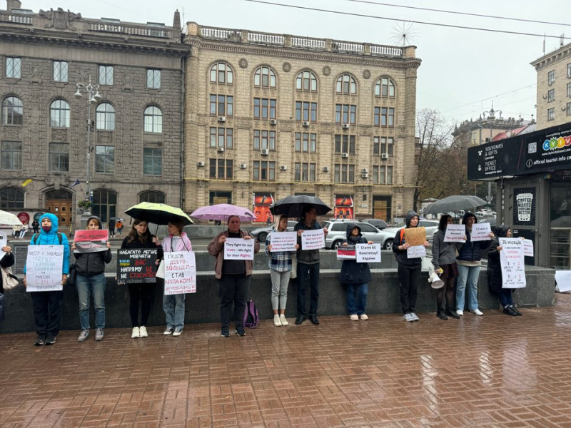 "Кінця краю війни не видно, а їх стає усе менше": пікет за чіткі терміни служби для мобілізованих відбувся у Києві