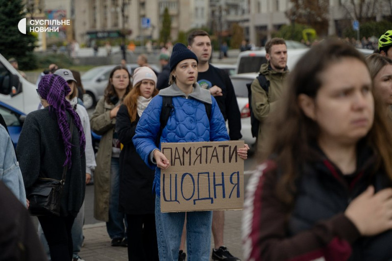 На Хрещатику зупинили рух, щоб вшанувати пам'ять загиблих військових