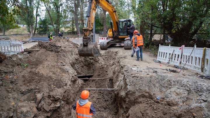 Ремонт тепломережі, яка була пошкоджена під час російського обстрілу завершать до початку опалювального сезону — Кличко