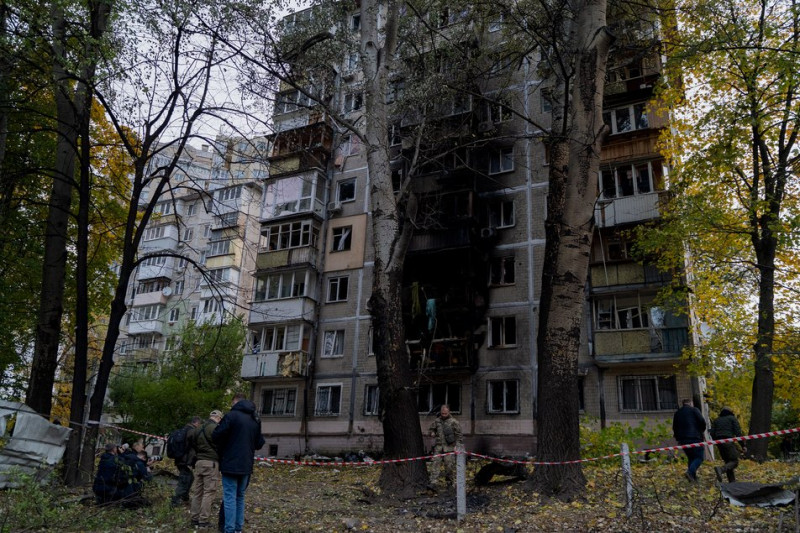 "Чую гучний свист і вибігаю за дві стіни": мешканці будинку в Солом'янському районі столиці про пережиту ніч