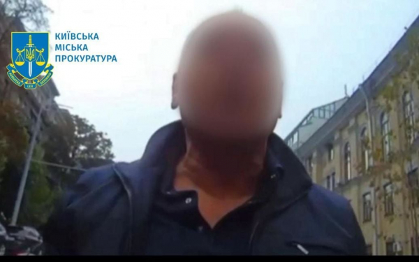 
"Я тебе нос сломаю": в Киеве мужчина напал и травмировал женщину-инспектора по парковке (фото, видео)
