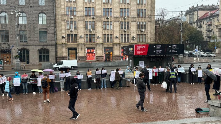 "Кінця краю війни не видно, а їх стає усе менше": пікет за чіткі терміни служби для мобілізованих відбувся у Києві