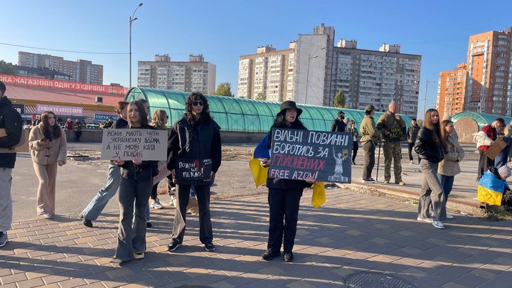 "Мрію поцілувати та обійняти тата": у Києві відбулася традиційна акція на підтримку військовополонених