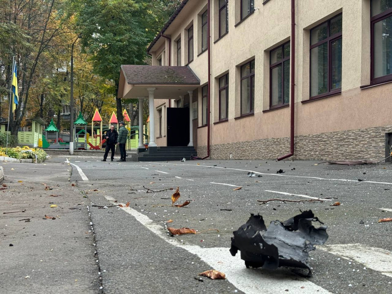 "Чую гучний свист і вибігаю за дві стіни": мешканці будинку в Солом'янському районі столиці про пережиту ніч