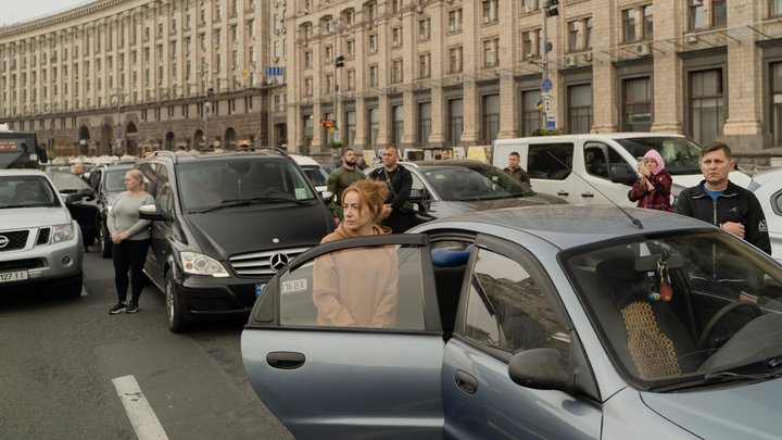 На Хрещатику зупинили рух, щоб вшанувати пам'ять загиблих військових