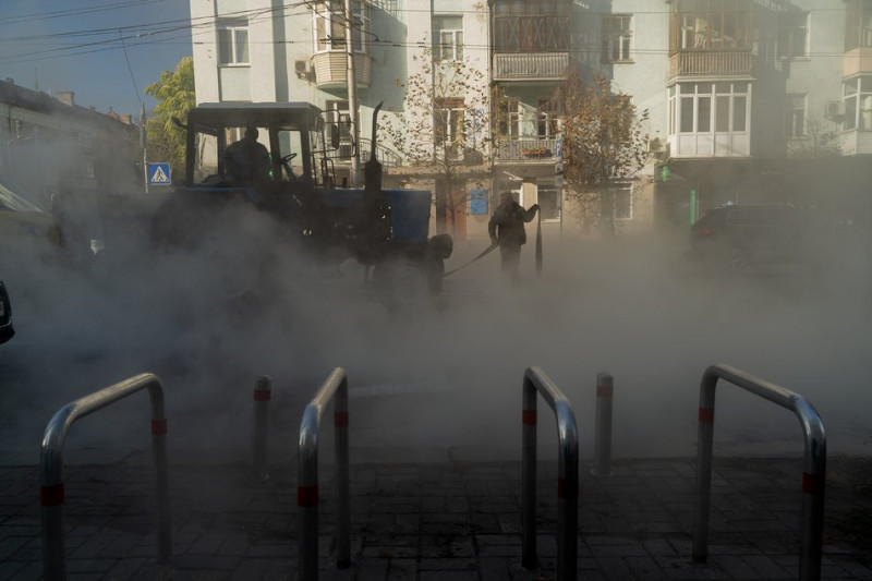 У Києві прорвало тепломережу: вулиці затягнув густий пар від гарячої води