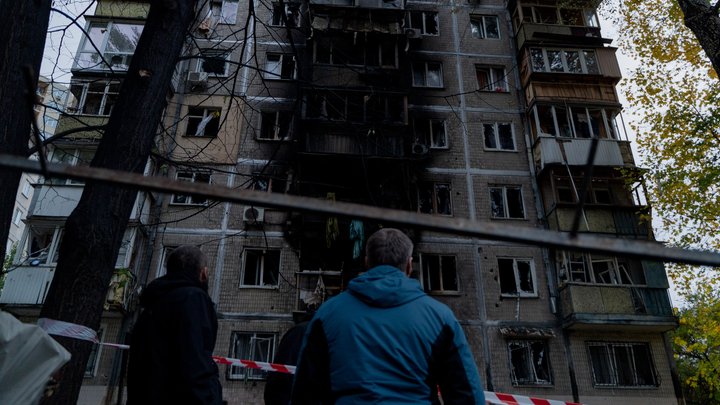 "Чую гучний свист і вибігаю за дві стіни": мешканці будинку в Солом'янському районі столиці про пережиту ніч