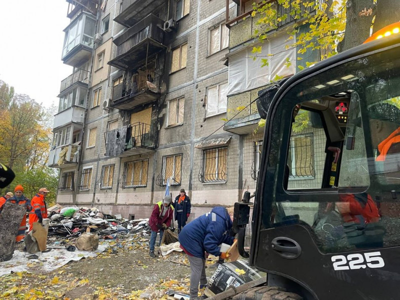 Нічна атака РФ на Київ: як мешканці поруйнованого будинку долають наслідки та оговтуються від пережитого