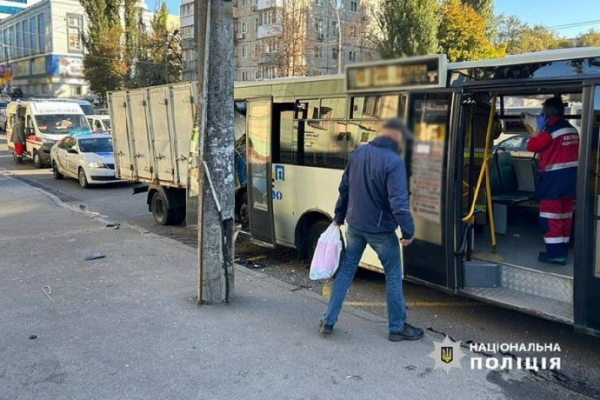 У Києві вантажівка протаранила маршрутку: загинула 72-річна пасажирка