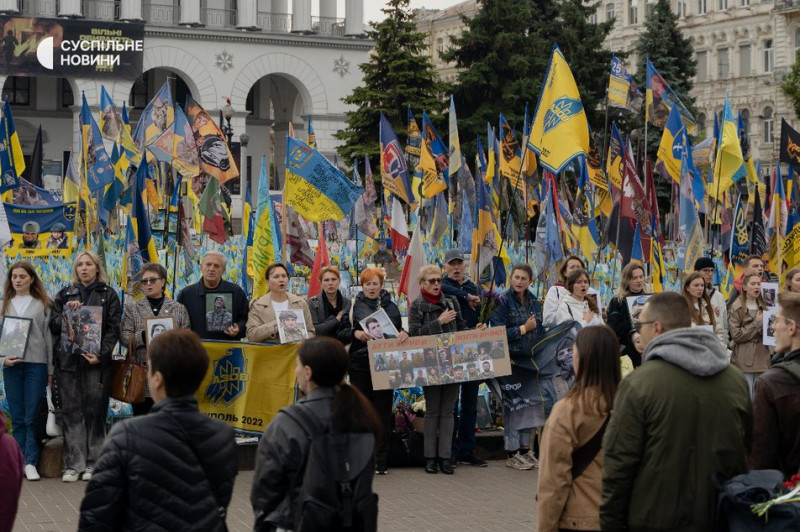 На Хрещатику зупинили рух, щоб вшанувати пам'ять загиблих військових