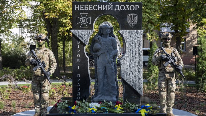 У Києві відкрили Алею пам'яті героїв, присвячену оборонцям із Шевченківського району міста