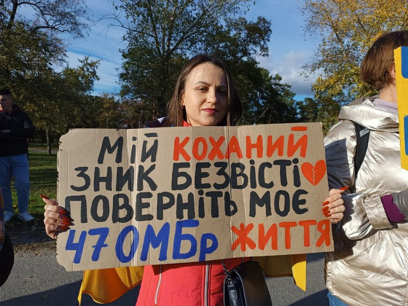 "Стань голосом тих, хто став твоїм щитом": у Києві відбулася традиційна акція-нагадування про військових у полоні