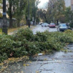 Непогода в Киеве: сильный ветер срывает крыши и баннеры, синоптики предупреждают об опасности (видео)