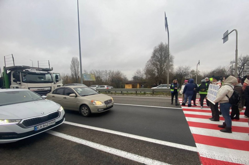 Батьки учнів Бузівського академічного ліцею перекривали Житомирську трасу: що сталося