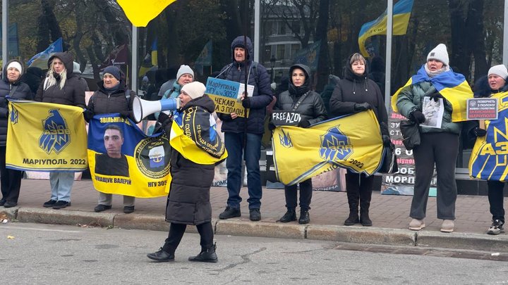 "Хлопці в полоні вже 30 місяців". Біля Верховної Ради пройшла мирна акція родичів Маріупольського гарнізону