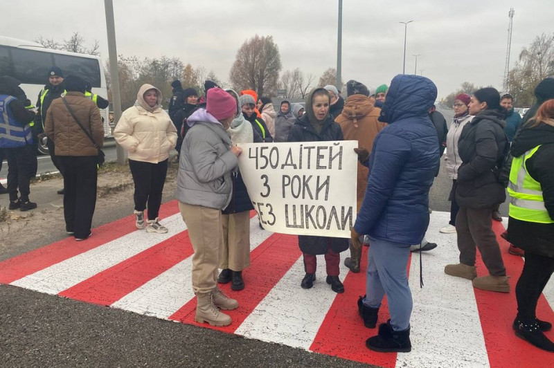 Батьки учнів Бузівського академічного ліцею перекривали Житомирську трасу: що сталося