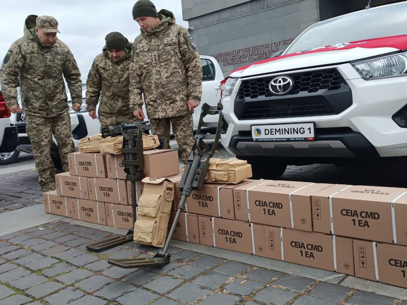 Коаліція з розмінування: Литва передала Україні пікапи та міношукачі