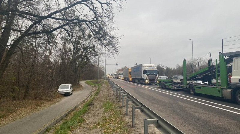 Батьки учнів Бузівського академічного ліцею перекривали Житомирську трасу: що сталося