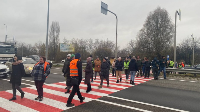 Батьки учнів Бузівського академічного ліцею перекривали Житомирську трасу: що сталося