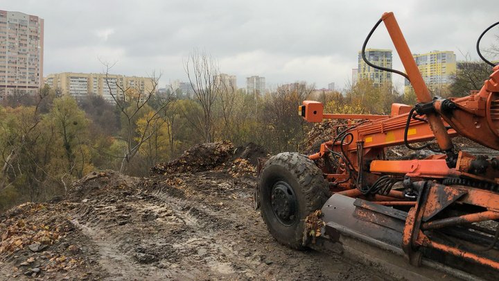 Захаращені покинуті будівлі й стихійні звалища виявила інспекція з благоустрою на лівому березі Києва