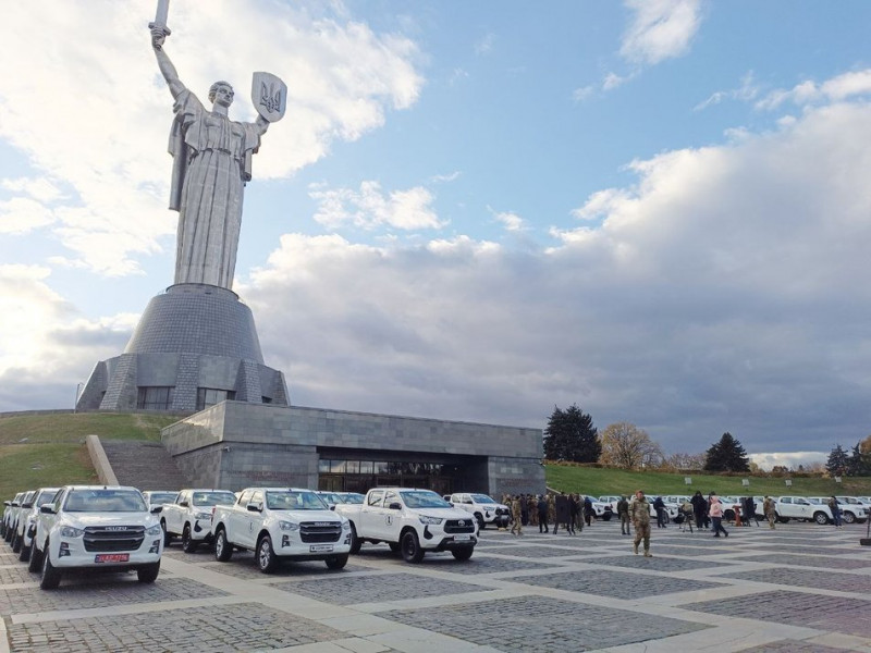 Коаліція з розмінування: Литва передала Україні пікапи та міношукачі