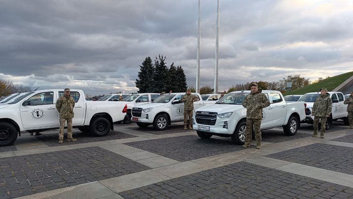 Коаліція з розмінування: Литва передала Україні пікапи та міношукачі