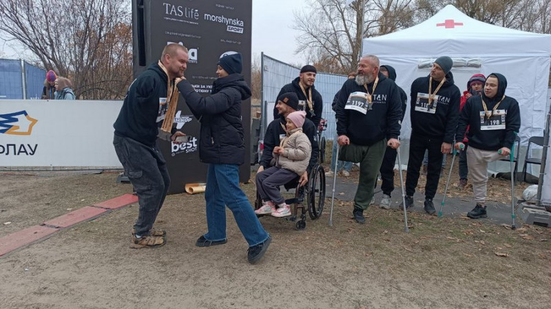 Змагання для бігунів та військових на реабілітації: у Києві пройшов благодійний "Кросфест: осінь"