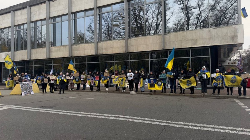 "Хлопці в полоні вже 30 місяців". Біля Верховної Ради пройшла мирна акція родичів Маріупольського гарнізону