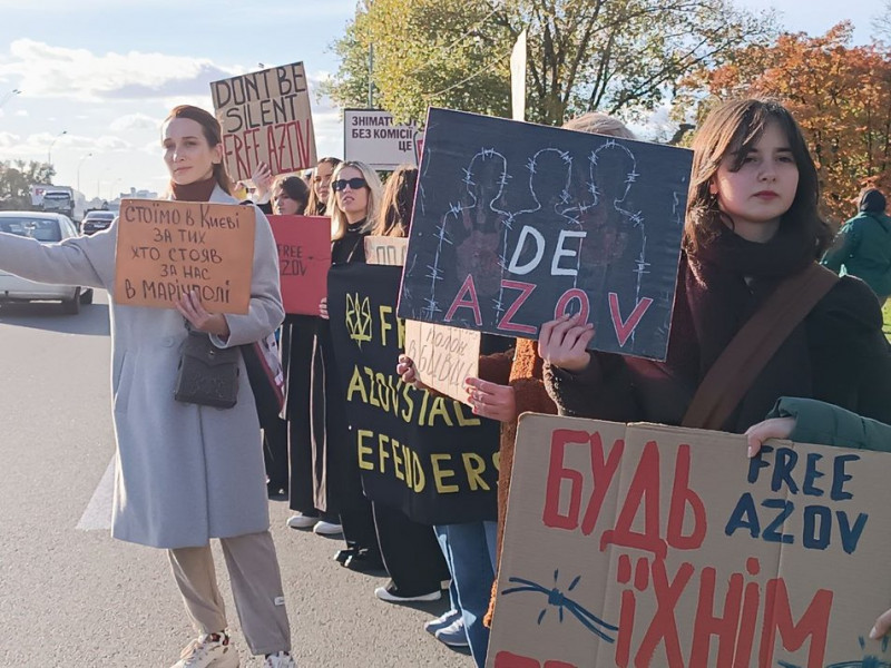 "Стань голосом тих, хто став твоїм щитом": у Києві відбулася традиційна акція-нагадування про військових у полоні