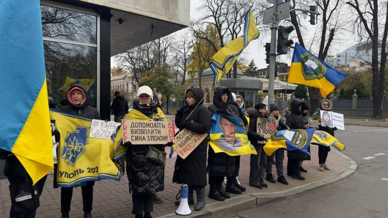 "Хлопці в полоні вже 30 місяців". Біля Верховної Ради пройшла мирна акція родичів Маріупольського гарнізону