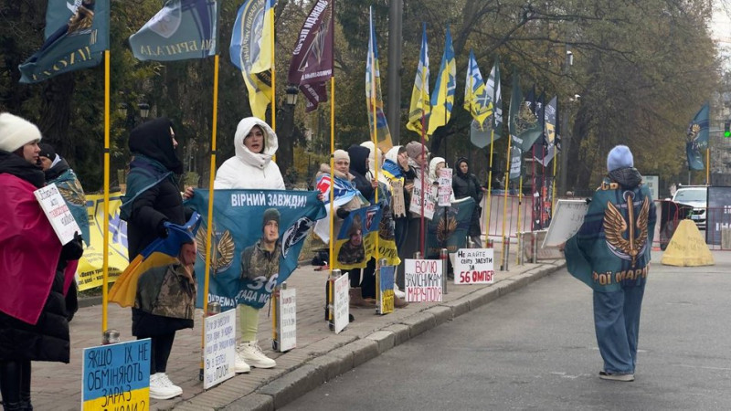 "Хлопці в полоні вже 30 місяців". Біля Верховної Ради пройшла мирна акція родичів Маріупольського гарнізону