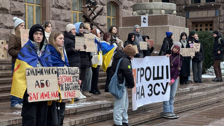 "КМДА, купи БпЛА". У центрі столиці пройшла акція "Гроші на ЗСУ"