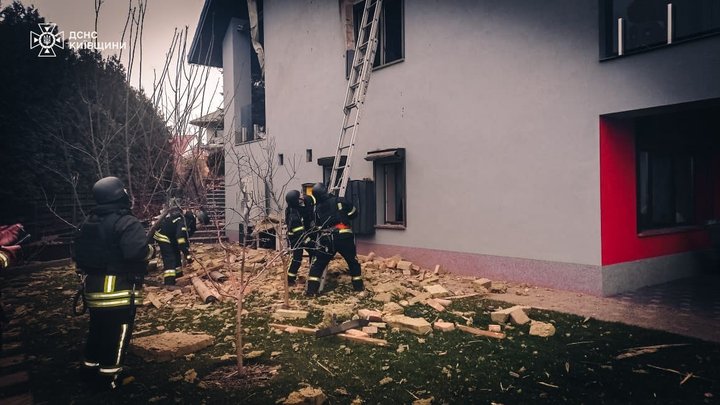 Обстріл Київщини: уламками пошкоджений будинок, постраждала жінка