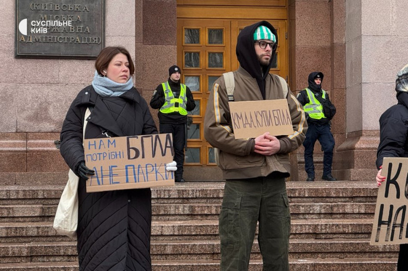 "КМДА, купи БпЛА". У центрі столиці пройшла акція "Гроші на ЗСУ"