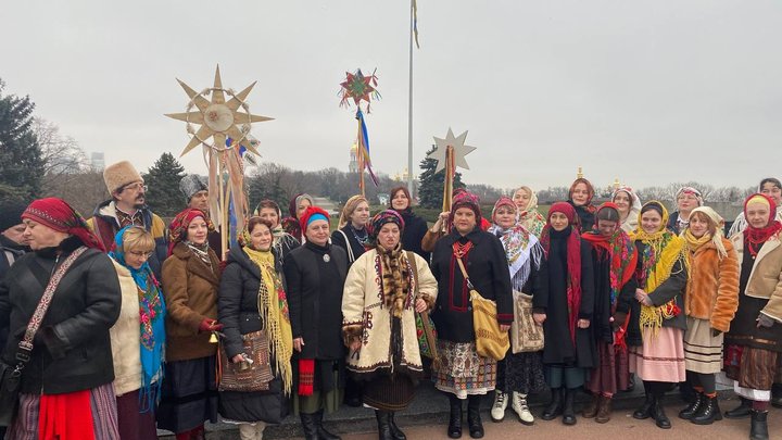 Вулицями Києва пройшлася благодійна новорічна Маланка: колядники заспівали у барах, книгарнях і музеях міста