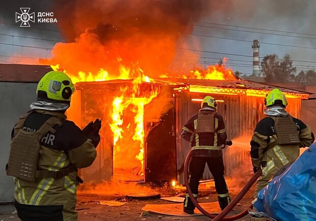 В Киевской области обломки дронов повредили предприятие. Архивное фото: ГСЧС