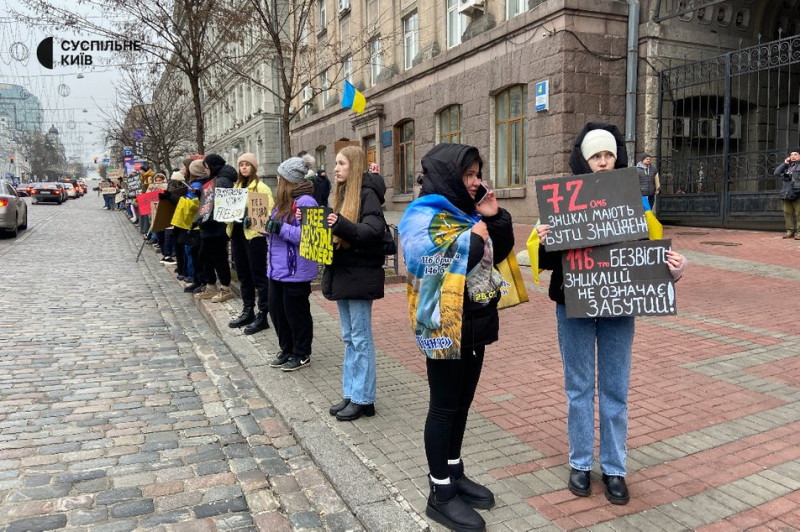 "Люди втрачають фокус": у Києві родичі і друзі військовополонених та зниклих безвісти знову зібралися на пікет