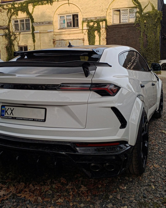 В окрестностях Киева заметили уникальный Lamborghini Urus.