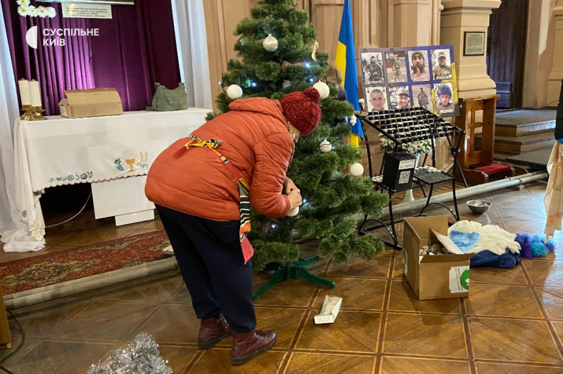 У костелі святого Миколая у Києві прибирають після російської атаки