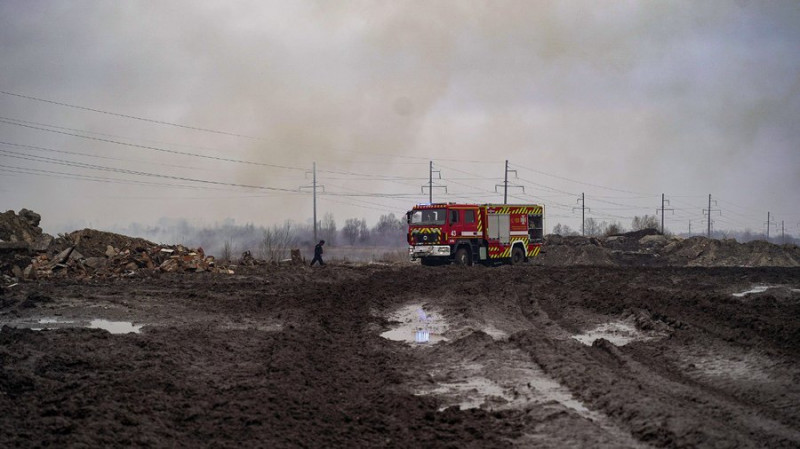 В одному з районів загорілася трава та кущі: росіяни запустили по Києву безпілотники