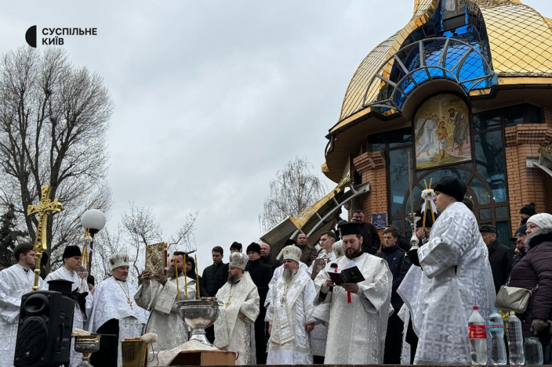 Кияни занурюються у крижану річку та набирають воду у церквах: 6 січня відзначається Водохреще