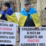 "Де обіцяний закон?! Армія — не рабство!": у Києві учасники акції за чіткі терміни служби перекрили дорогу біля ВР