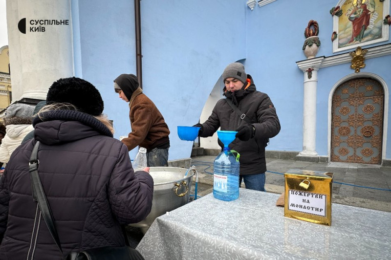 Кияни занурюються у крижану річку та набирають воду у церквах: 6 січня відзначається Водохреще