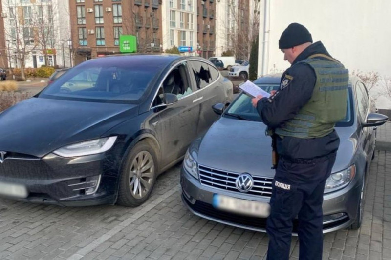 Пошкоджені легкові автомобілі та вікна в будинку: наслідки російської атаки Київщини