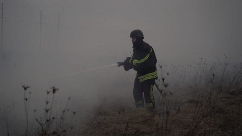 В одному з районів загорілася трава та кущі: росіяни запустили по Києву безпілотники