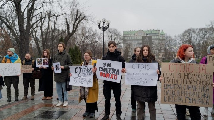 "Будь їхнім голосом! Будь їхнім криком!": у Києві родичі та близькі зібралися на підтримку українських полонених